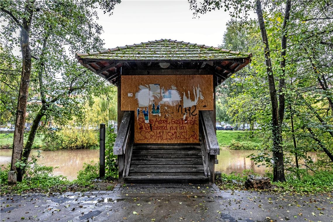 Stadt Backnang will Vorschläge für neuen Murrsteg machen Die Sicherheit der Fußgänger nicht mehr gewährleistet, der Holzsteg über die Murr ist notdürftig mit Spanplatten verbarrikadiert. Foto: Alexander Becher