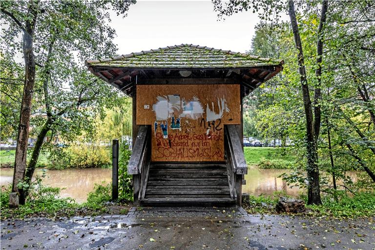 Die Sicherheit der Fußgänger nicht mehr gewährleistet, der Holzsteg über die Murr ist notdürftig mit Spanplatten verbarrikadiert. Foto: Alexander Becher