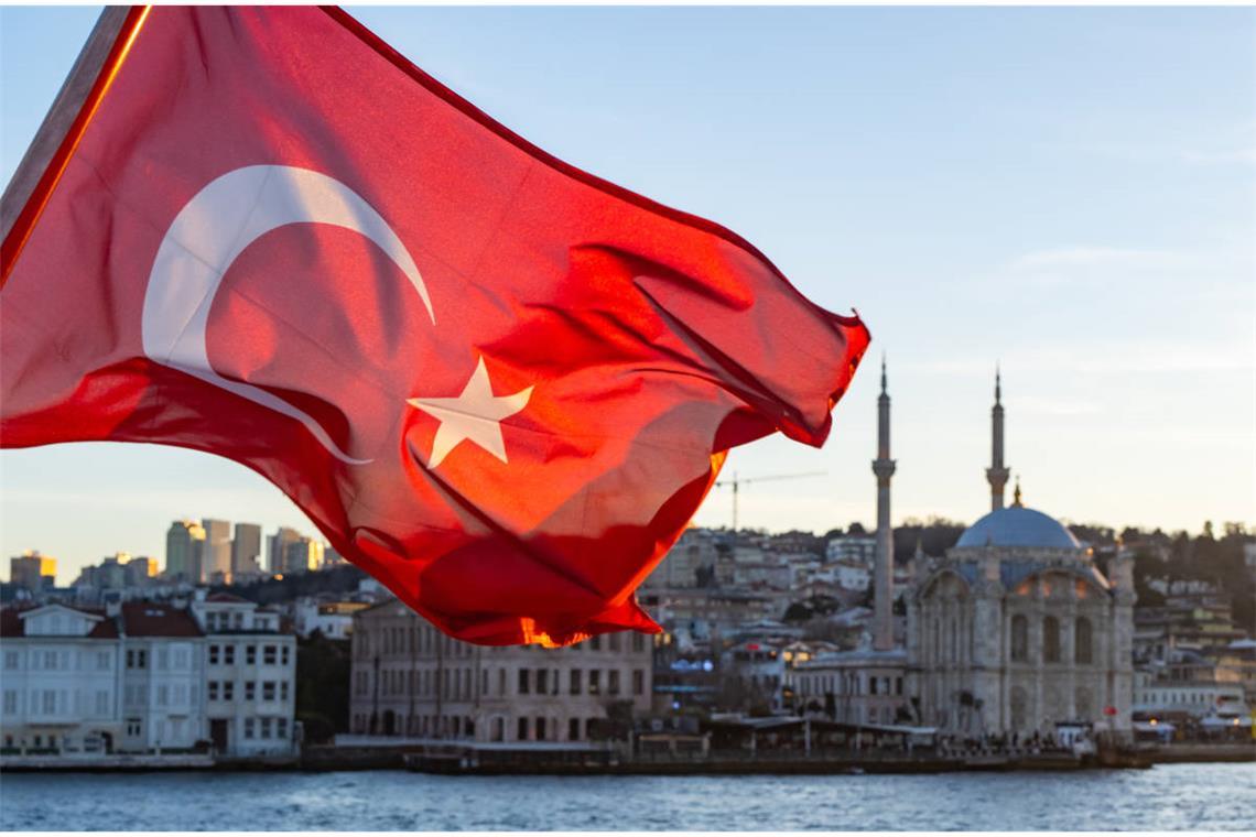 Die Sicherheitslage in der Türkei bleibt angespannt. Erfahren Sie, welche Regionen aktuell betroffen sind, worauf Reisende achten sollten und welche rechtlichen Besonderheiten gelten.