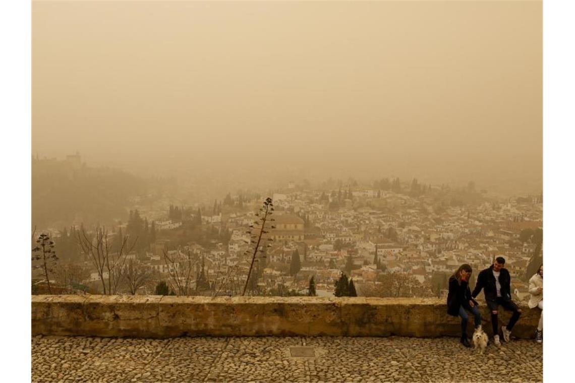 Saharastaub färbt halb Spanien gelb-rötlich Die Sicht auf die Stadt Granada von der Alhambra ist durch Saharastaub getrübt. Foto: Álex Cámara/EUROPA PRESS/dpa
