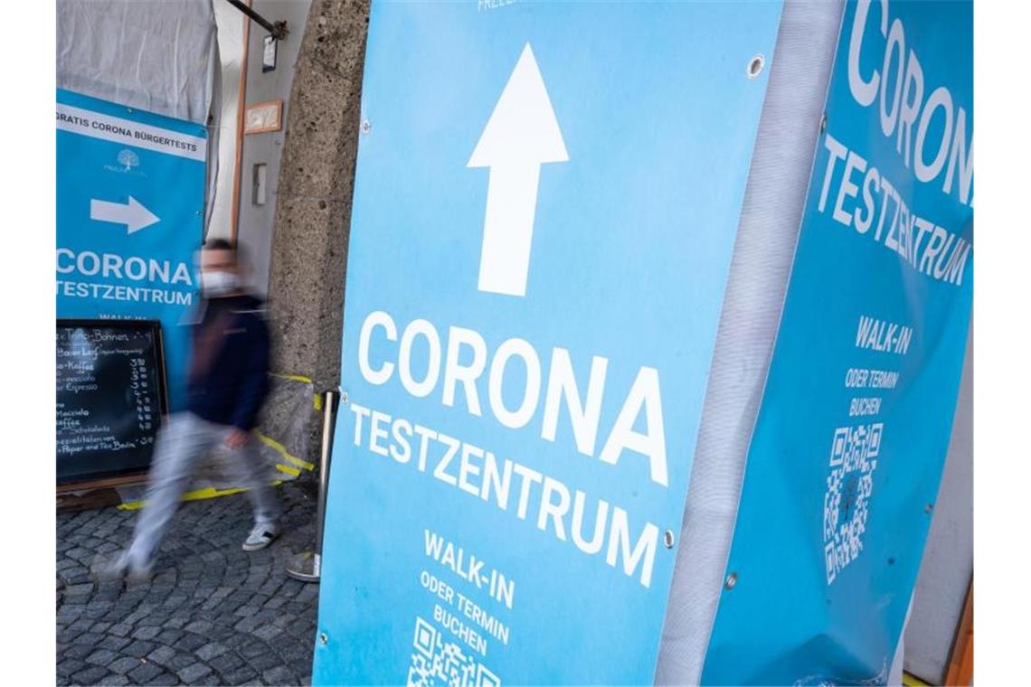 RKI meldet 3600 Neuinfektionen weniger als in der Vorwoche Die Sieben-Tage-Inzidenz in der Corona-Pandemie sinkt weiter. Foto: Peter Kneffel/dpa