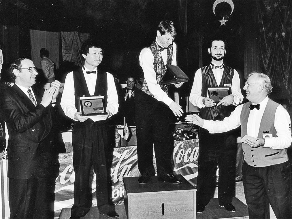 Die Siegerehrung 1995 (von links): Der damalige Oberbürgermeister Jürgen Schmidt, Sang Chun Lee, Torbjörn Blomdahl, Semih Sayginer und Raymond Ceulemans, der dem Sieger gratuliert.