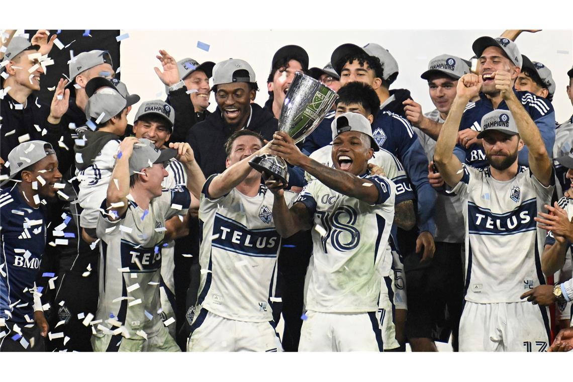 Die Siegerehrung für die Western Conference hakte Thomas Müller (r) schnell ab. (Archivbild)