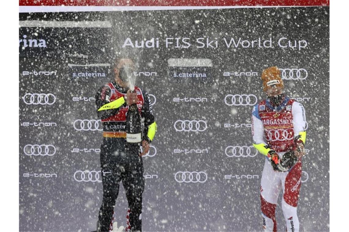 Die Siegerehrung nach dem ersten Riesenslalom war schon von starkem Schneefall begleitet. Foto: Alessandro Trovati/AP/dpa