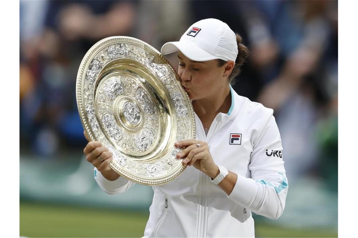 Wirklichkeit besser als Träume: Barty feiert Wimbledonsieg Die Siegerin Ashleigh Barty küsst die Trophäe. Foto: Peter Nicholls/PA Wire/dpa