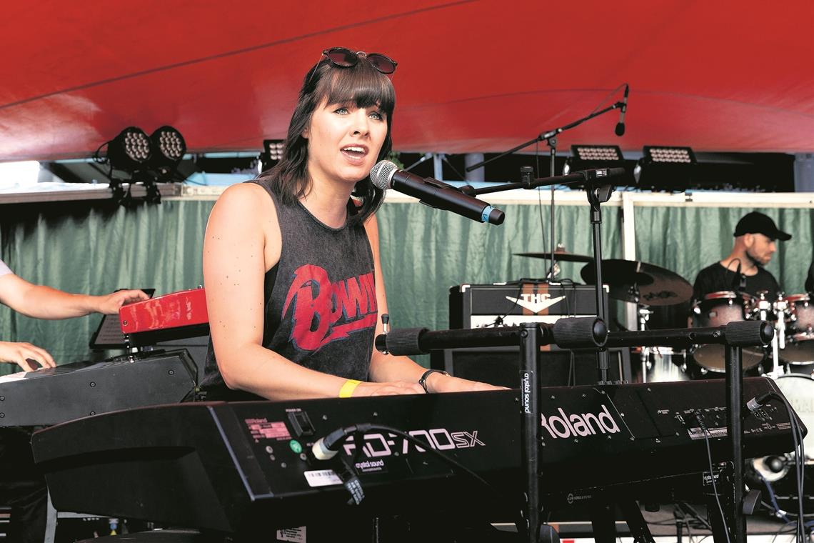 „Hey“ als Rezept gegen Liebeskummer Die Siegerin des Backnanger Nachwuchsfestivals 2019 ist Birte Meinhold aus Stuttgart. Foto: J. Fiedler
