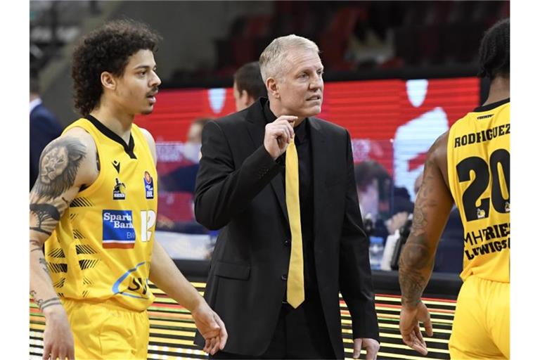 Die Siegesserie der MHP Riesen Ludwigsburg um Trainer John Patrick (M) ist gerissen. Foto: Thomas Kienzle/dpa