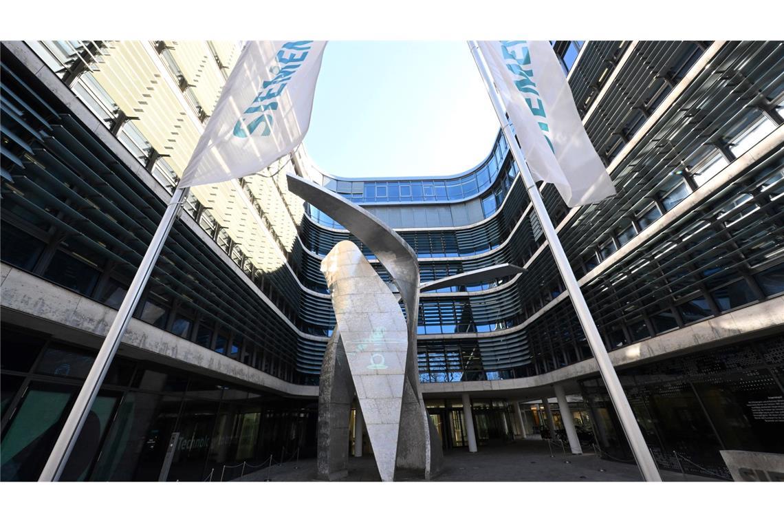 Siemens legt starke Zahlen vor und verteidigt Jobabbau Die Siemens-Konzernzentrale in München. (Archivbild)