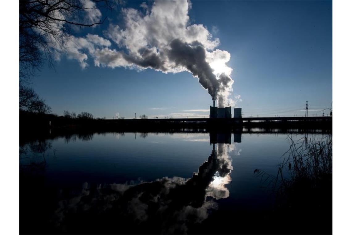 Studie: Klimapaket wirkt sich wenig auf Beschäftigung aus Die Silhouette des Kraftwerkes Schkopau in Sachsen-Anhalt soll noch bis 2034 laufen. Foto: Hendrik Schmidt/dpa-Zentralbild/dpa