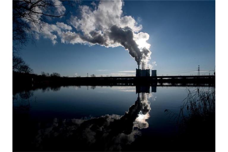 Die Silhouette des Kraftwerkes Schkopau in Sachsen-Anhalt soll noch bis 2034 laufen. Foto: Hendrik Schmidt/dpa-Zentralbild/dpa