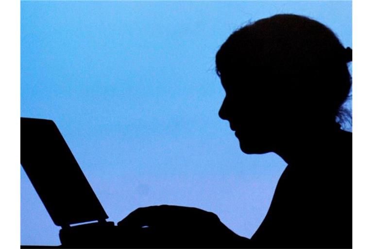 Die Silhouetten von Jugendlichen an Laptops. Foto: picture alliance/dpa/Symbolbild