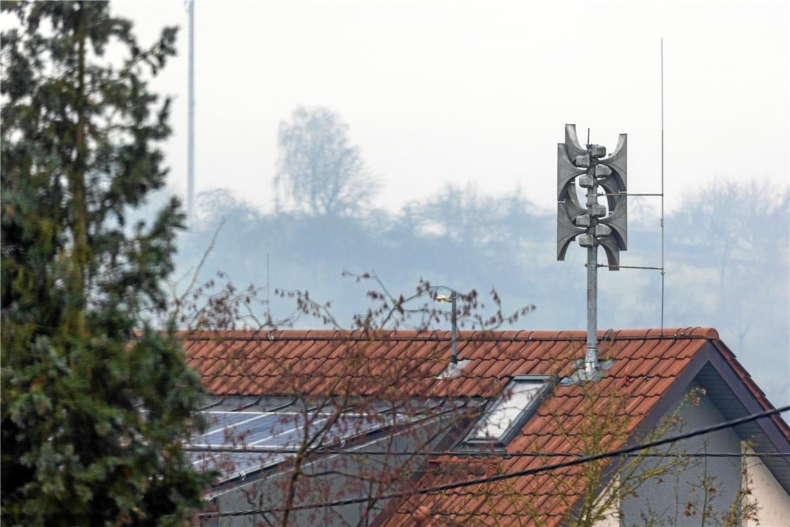 Die Sirene auf dem Rathausdach in Burgstall wird mit einem Empfangssteuerungssystem ausgerüstet. Foto: A. Becher