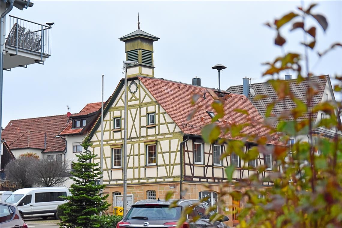 Die Sirene auf dem Rathausdach in Erbstetten muss – wie viele alte Sirenen im Kreis – erst noch nachgerüstet werden, bevor sie zentral ausgelöst werden kann. Foto: Tobias Sellmaier