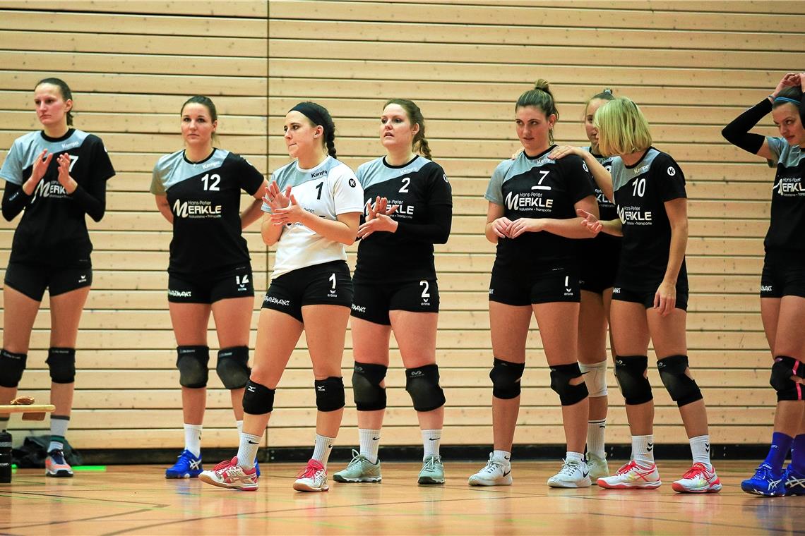 Die Situation der Backnanger Volleyballerinnen in Sachen Nichtabstieg ist aussichtslos. Für Franziska Schlipf (Vierte von rechts) und ihre Mitstreiterinnen geht es zurück in die Oberliga. Foto: A. Becher