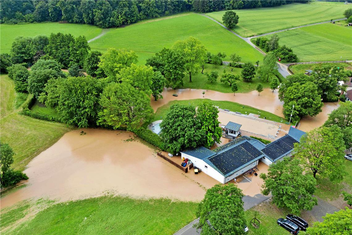 Die Situation im Erbstetter Bädle war nicht ohne. Das Wasser kam aus allen Richtungen und gefährdete die Gäste.Foto: 7aktuell.de/Kevin Lermer