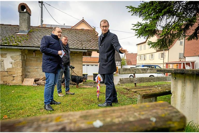 Die Sitzgruppe beim Backhäusle, Dorftreff in Germannsweiler, ist in die Jahre gekommen. Davon überzeugen sich OB Maximilian Friedrich (rechts) und Erster Bürgermeister Stefan Setzer (links) in Begleitung von Teilortsanwalt Michael Haan. Fotos: Alexander Becher