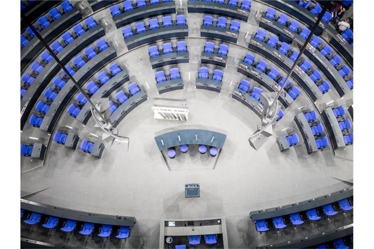 Die Sitzordnung im Plenarsaal des Bundestags wurde geändert. Foto: Michael Kappeler/dpa