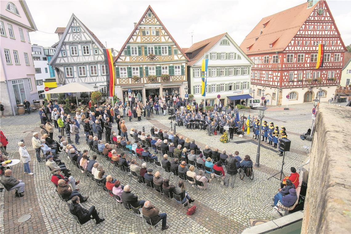 Die Sitzplätze reichten bei weitem nicht für alle Besucher beim Festakt zum Tag der Deutschen Einheit in Backnang.Fotos: A. Becher