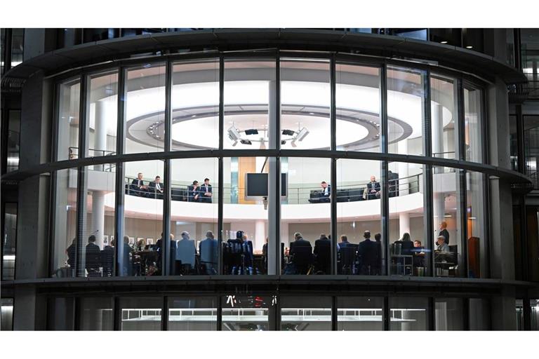 Die Sitzung dauerte bis zum frühen Morgen.