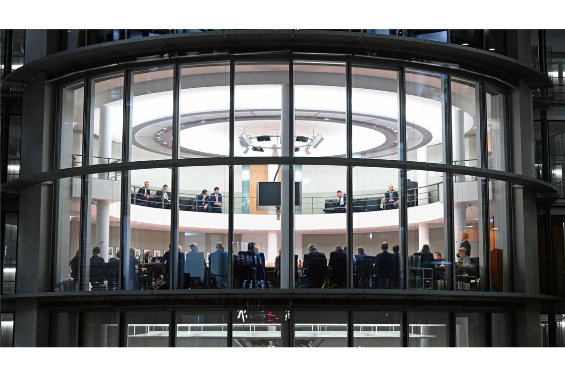 Die Sitzung dauerte bis zum frühen Morgen.