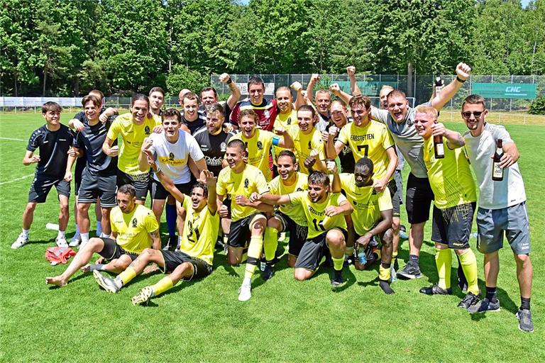 Die SKG Erbstetten bejubelt nach dem entscheidenden Relegationsspiel in Althütte gegen den TSV Sechselberg den Wiederaufstieg in die Fußball-Kreisliga A2. Foto: Tobias Sellmaier