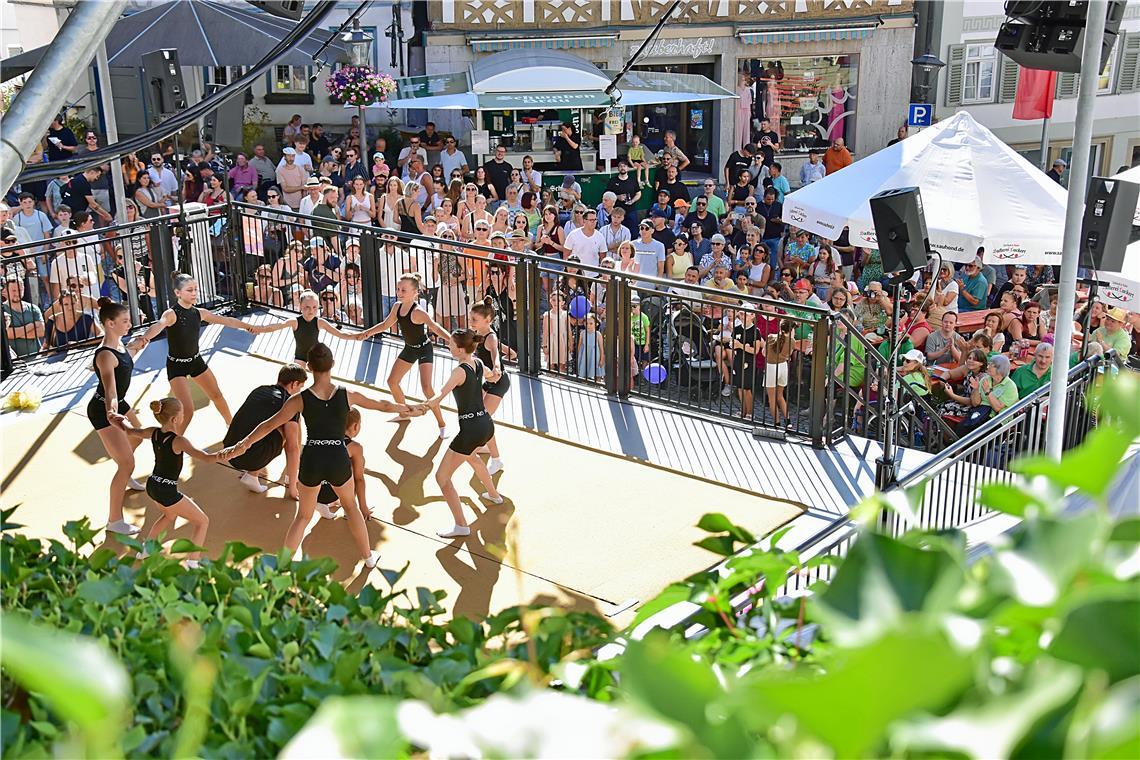 Die SKG Erbstetten mit ihrem Showprogramm auf der Marktplatz-Bühne. 