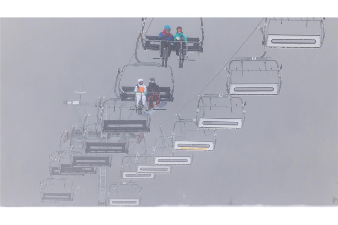 Bilder des Tages Die Skisaison in Thüringen beginnt grau in grau. Nur wenige Wintersportler sind bisher auf den Pisten oder in den Liften unterwegs.