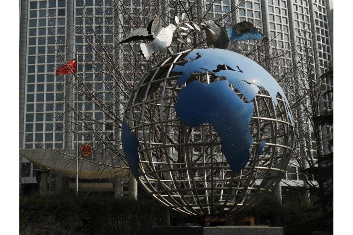 Die Skulptur einer Weltkugel vor dem Büro des Außenministeriums in Peking. Foto: Andy Wong/AP/dpa