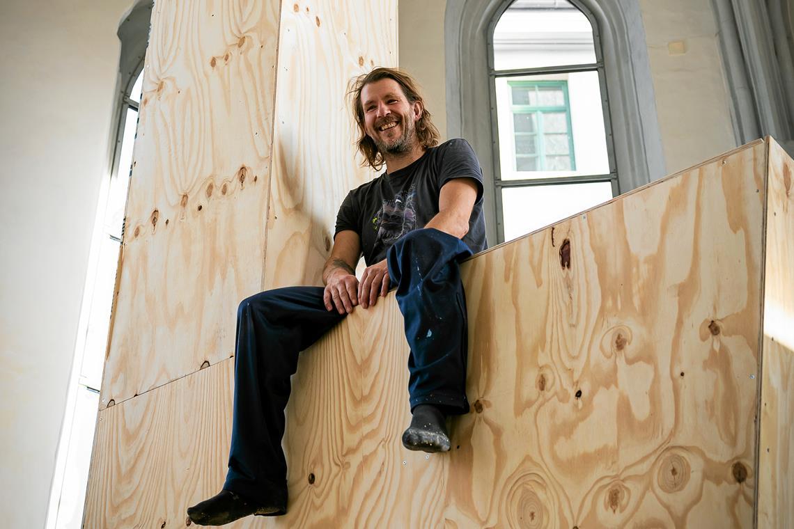 Die Skulptur im gotischen Chor ist eine der wenigen, die bei Christian Henkel ganz ohne Bemalung auskommt. Foto: Alexander Becher