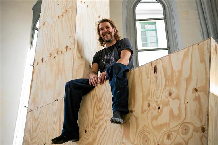 Die Skulptur im gotischen Chor ist eine der wenigen, die bei Christian Henkel ganz ohne Bemalung auskommt. Foto: Alexander Becher