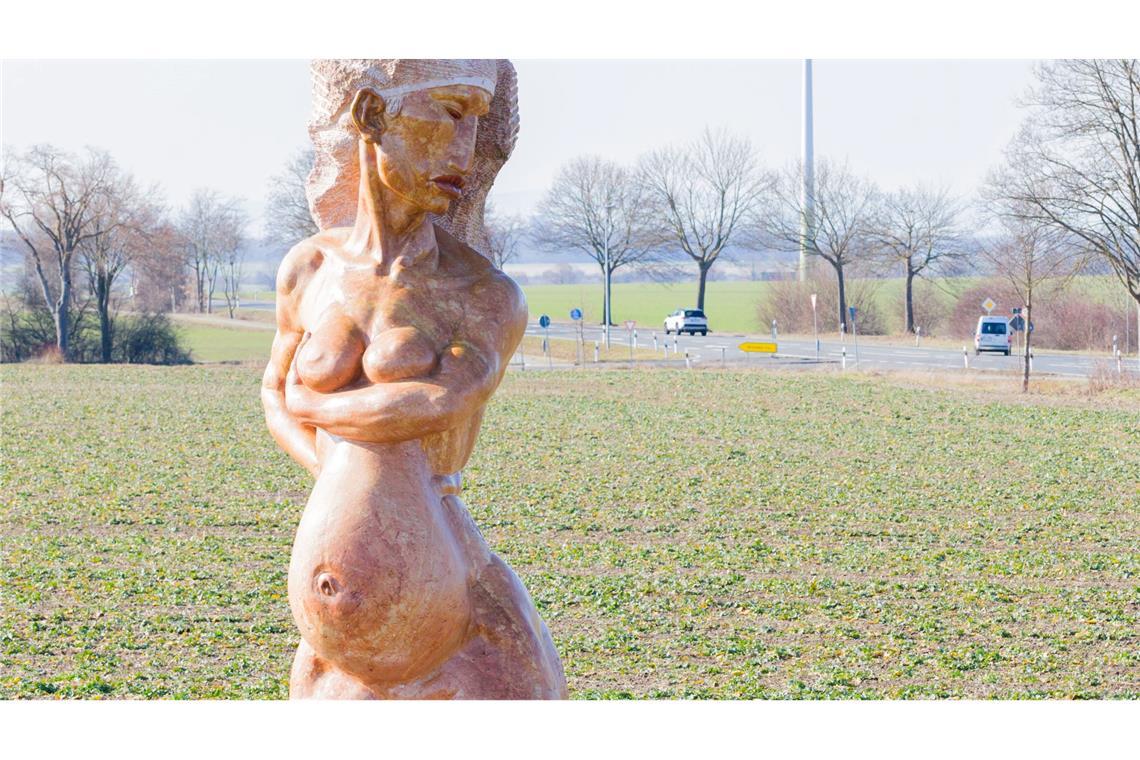 Die Skulptur ist von der Straße aus gut zu sehen.