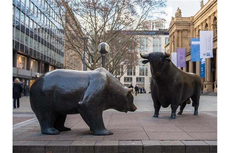 Die Skulpturengruppe "Bulle und Bär" vor der Börse in Frankfurt. Viele Anleger dringen auf saubere Geschäfte. Foto: Silas Stein/dpa