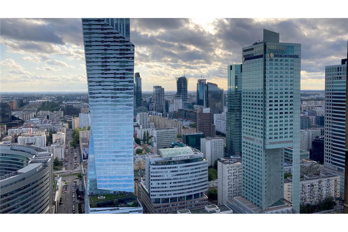 Präsidentenwahl in Polen: "Nach vorn oder zurück?" Die Skyline der polnischen Hauptstadt Warschau - Polen hat in den vergangenen 20 Jahren einen enormen wirtschaftlichen Aufschwung verbucht. (Archivbild)