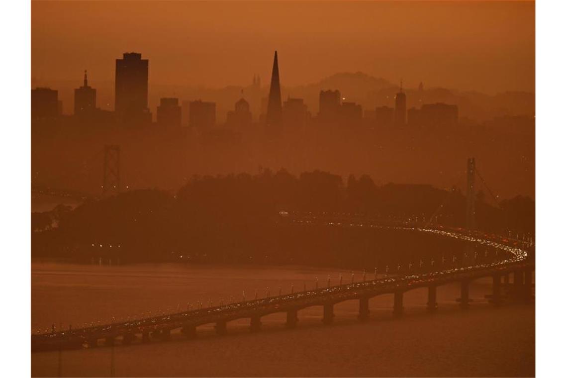 Verheerende Waldbrände wüten weiter in Kalifornien Die Skyline der US-Westküstenmetropole San Francisco ist durch die Waldbrände von Rauch umhüllt. Foto: Jose Carlos Fajardo/Bay Area News Group/AP/dpa