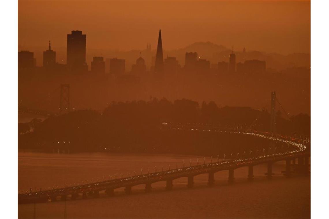Die Skyline der US-Westküstenmetropole San Francisco ist durch die Waldbrände von Rauch umhüllt. Foto: Jose Carlos Fajardo/Bay Area News Group/AP/dpa