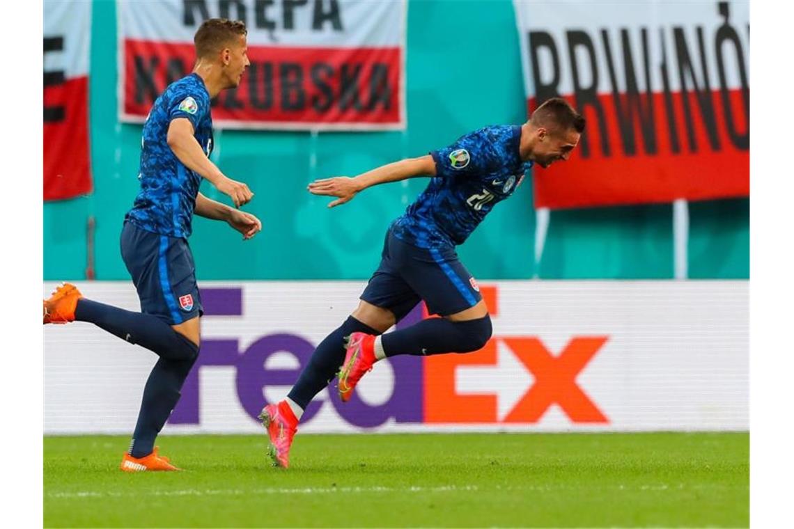 Frust-Start für Lewandowski - Polen unterliegt Slowakei Die Slowakei um Torschütze Robert Mak (r) setzte sich gegen Polen durch. Foto: Igor Russak/dpa