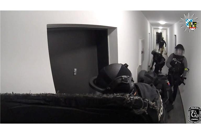 Die slowakische Polizei stürmt ein Appartement - hinter dieser Tür vermuteten sie den Ursprung vieler Schockanrufe. (Handout)