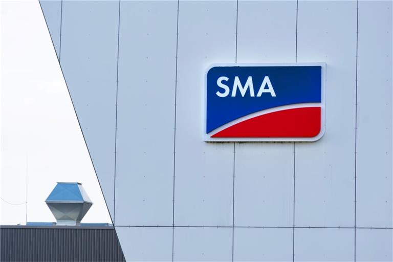 Die SMA-Solar-Aktie bricht nach einer erneuten Gewinnwarnung drastisch ein. Prognosen für 2025 wurden gesenkt, Restrukturierungen belasten zusätzlich. Hier alle Hintergründe.