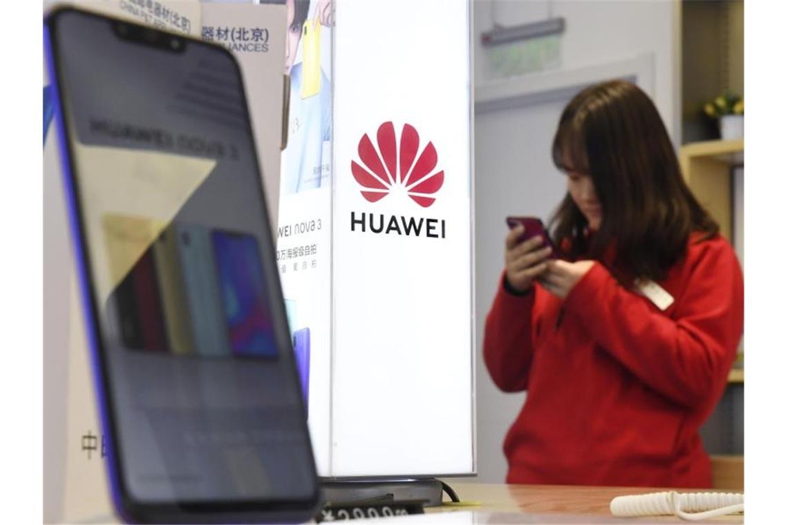 Die Smartphone-Verkäufe von Huawei in Europa sind trotz der Unsicherheit rund um die US-Sanktionen stabil geblieben. Foto: -/kyodo/dpa