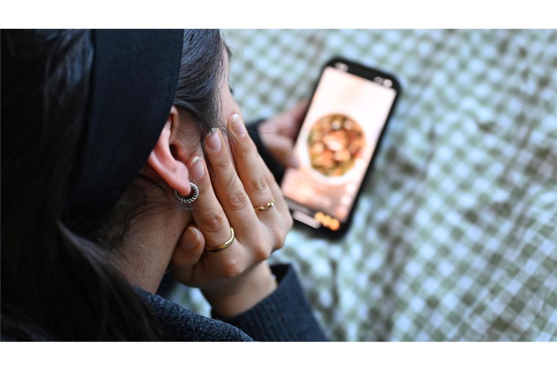 Die Social-Media-Nutzung bei vielen Jugendlichen ist laut einer neuen Studie weiter riskant. (Archivbild)