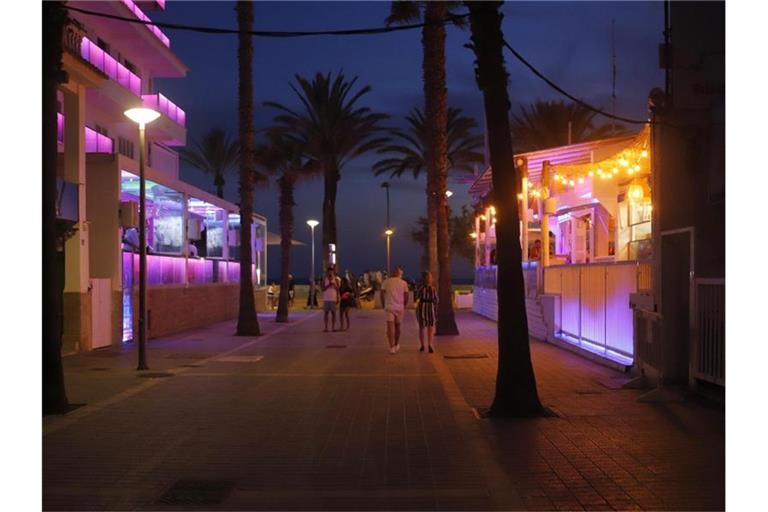 Die sogenannte Bierstraße ist eine bei Touristinnen und Touristen beliebte Vergnügungsmeile auf Mallorca - jetzt wurde sie zum Tatort (Archivbild). Foto: Clara Margais/dpa