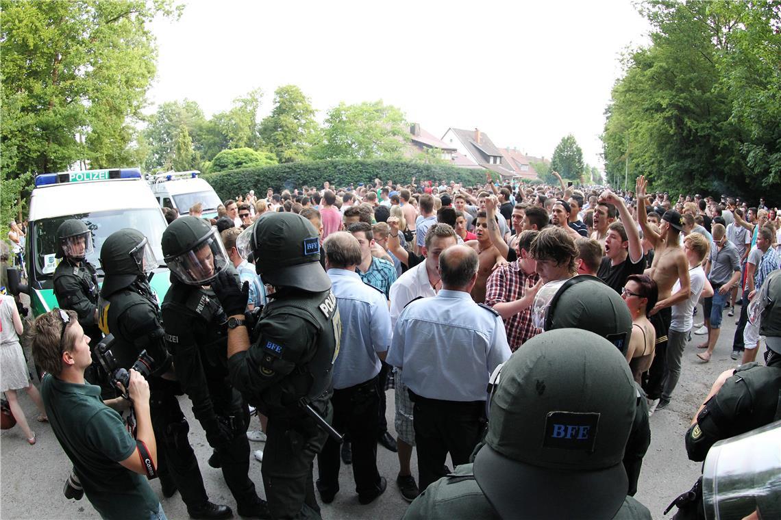 20 Jahre Facebook: Das hat sich im Rems-Murr-Kreis getan Die sogenannte Project-X-Party im Plattenwald nimmt im Juni 2012 dank Facebook bedrohlich an Fahrt auf und bringt Backnang bundesweit in die Medien. Archivbild: Edgar Layher