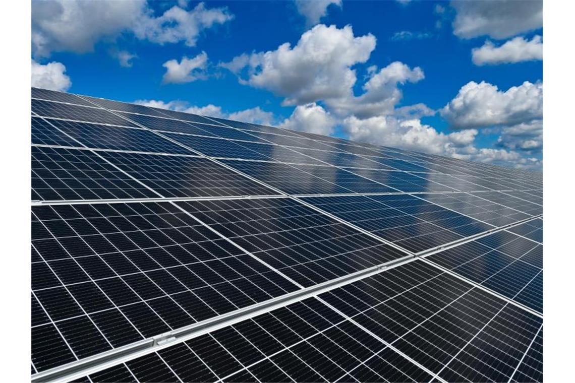 Branche erwartet schnelleren Ausbau der Solaranlagen Die Solarbranche erwartet in den nächsten Jahren eine weitere Beschleunigung des Ausbaus der Sonnenenergie in Deutschland. Foto: Patrick Pleul/dpa-Zentralbild/dpa