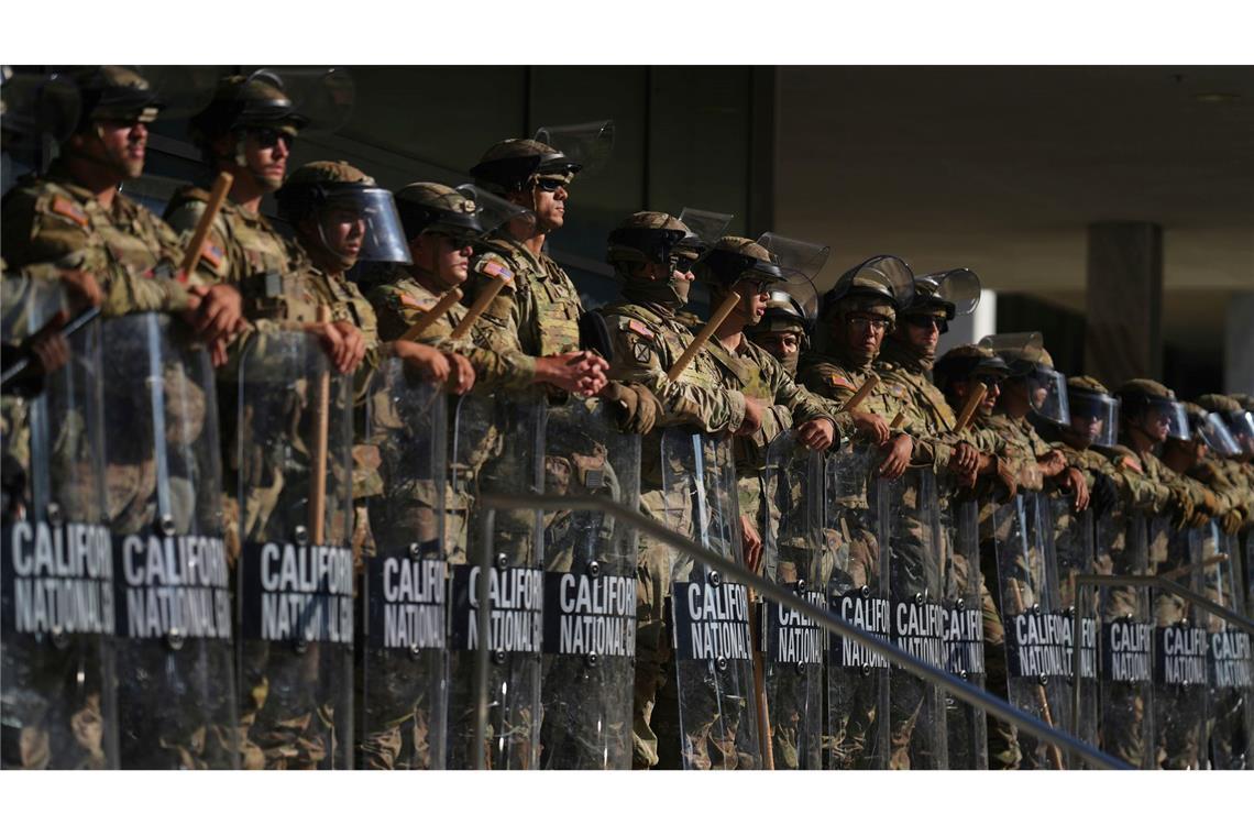Texas: Gouverneur will Nationalgarde bei Protesten einsetzen Die Soldaten der kalifornischen Nationalgarde treffen nach und nach ein und sollen nach Trumps Willen so lange in der Stadt bleiben, bis es keine Gefahr mehr gebe.