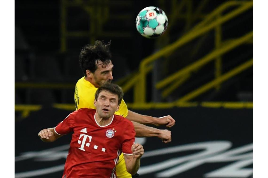 Die Sommerspiele 2021 in Tokio finden ohne den ehemaligen Fußball-Weltmeister Thomas Müller (vorn, im Duell mit Mats Hummels) statt. Foto: Bernd Thissen/dpa-Pool/dpa