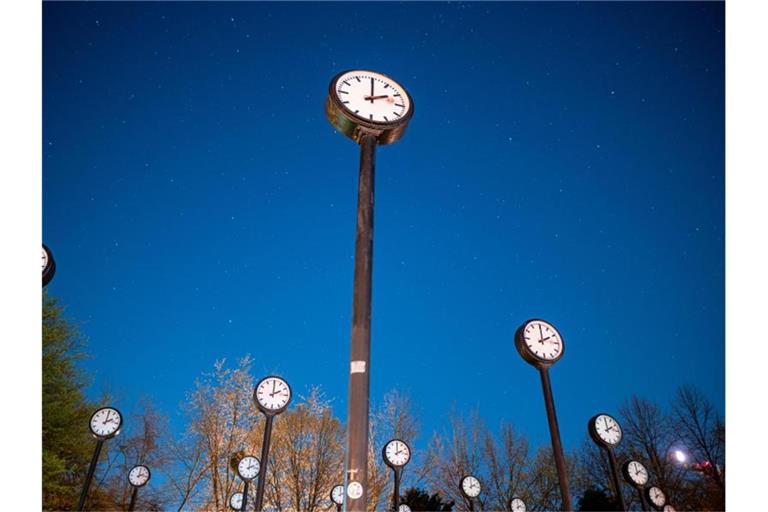 Die Sommerzeit kann beginnen: Die Uhren werden in der Nacht zu Sonntag um eine Stunde vorgstellt. Foto: Fabian Strauch/dpa