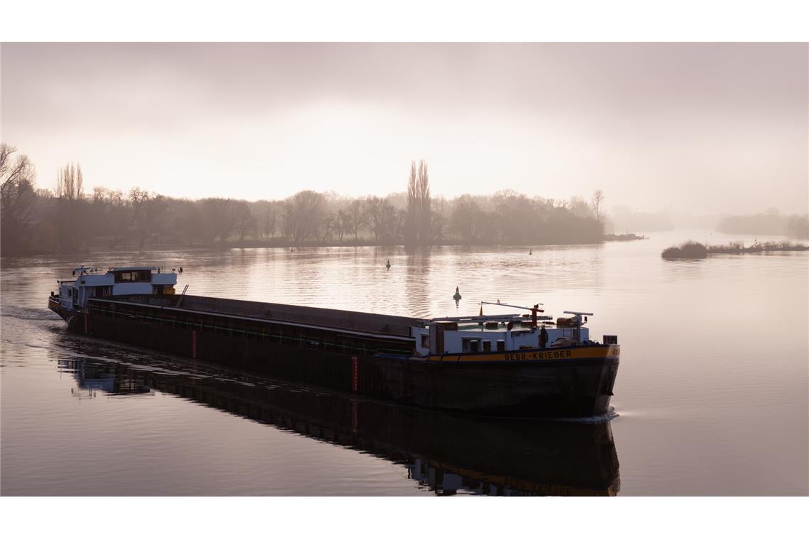 Die Sonne braucht  etwas, bis sie den Nebel durchdringt.