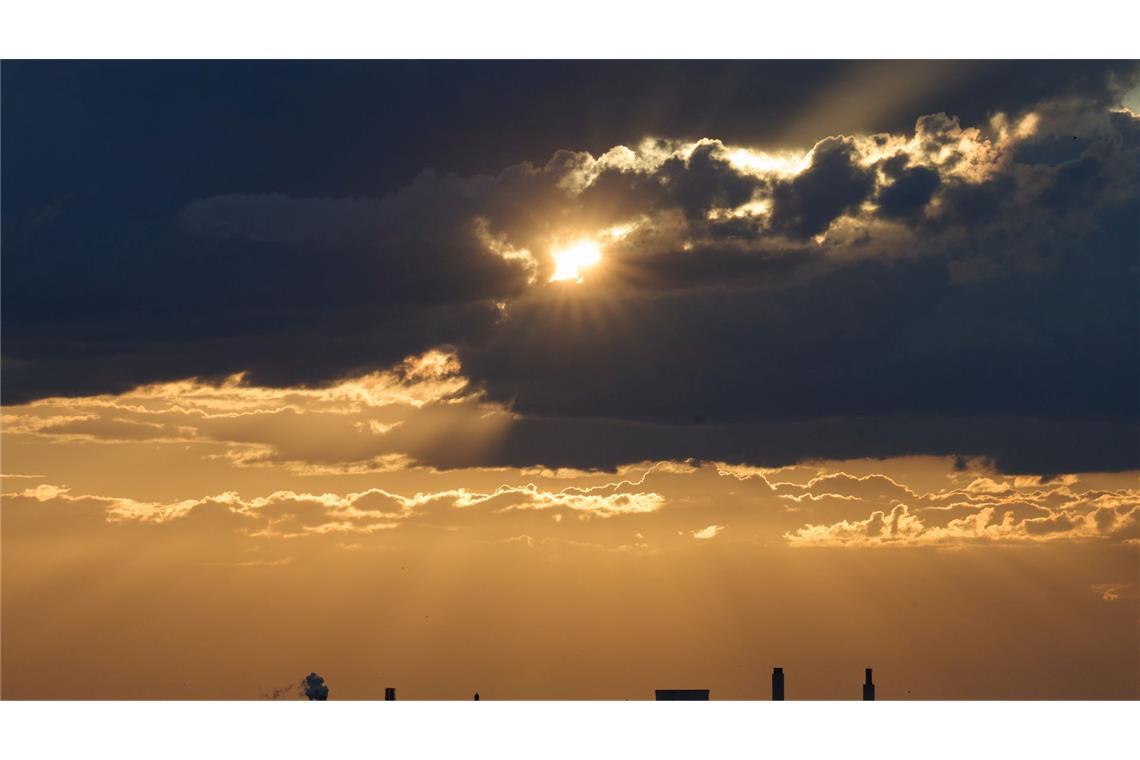 Die Sonne bricht über Berlin durch die Wolken.