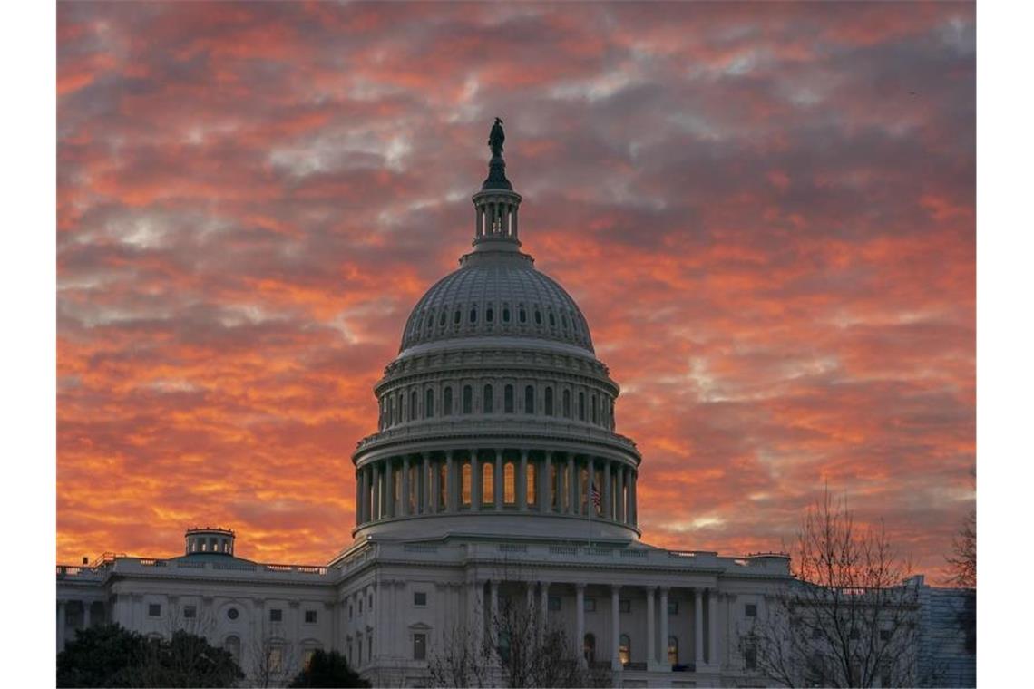 Die Sonne geht hinter dem Kapitol in Washington auf. Das Repräsentantenhaus tagt wie der Senat im Kapitol. Foto: J. Scott Applewhite/AP/dpa
