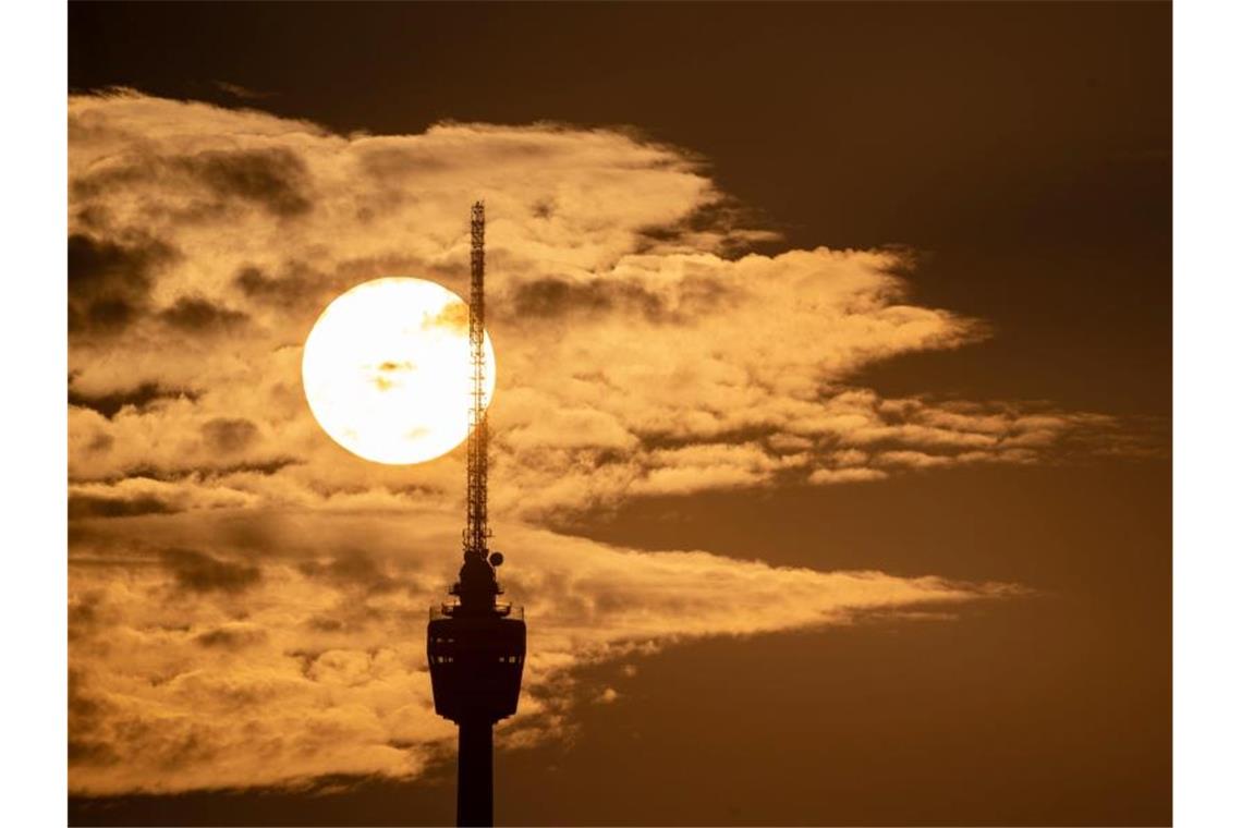 Die Sonne geht hinter dem Stuttgarter Fernsehturm auf. Foto: Marijan Murat/dpa
